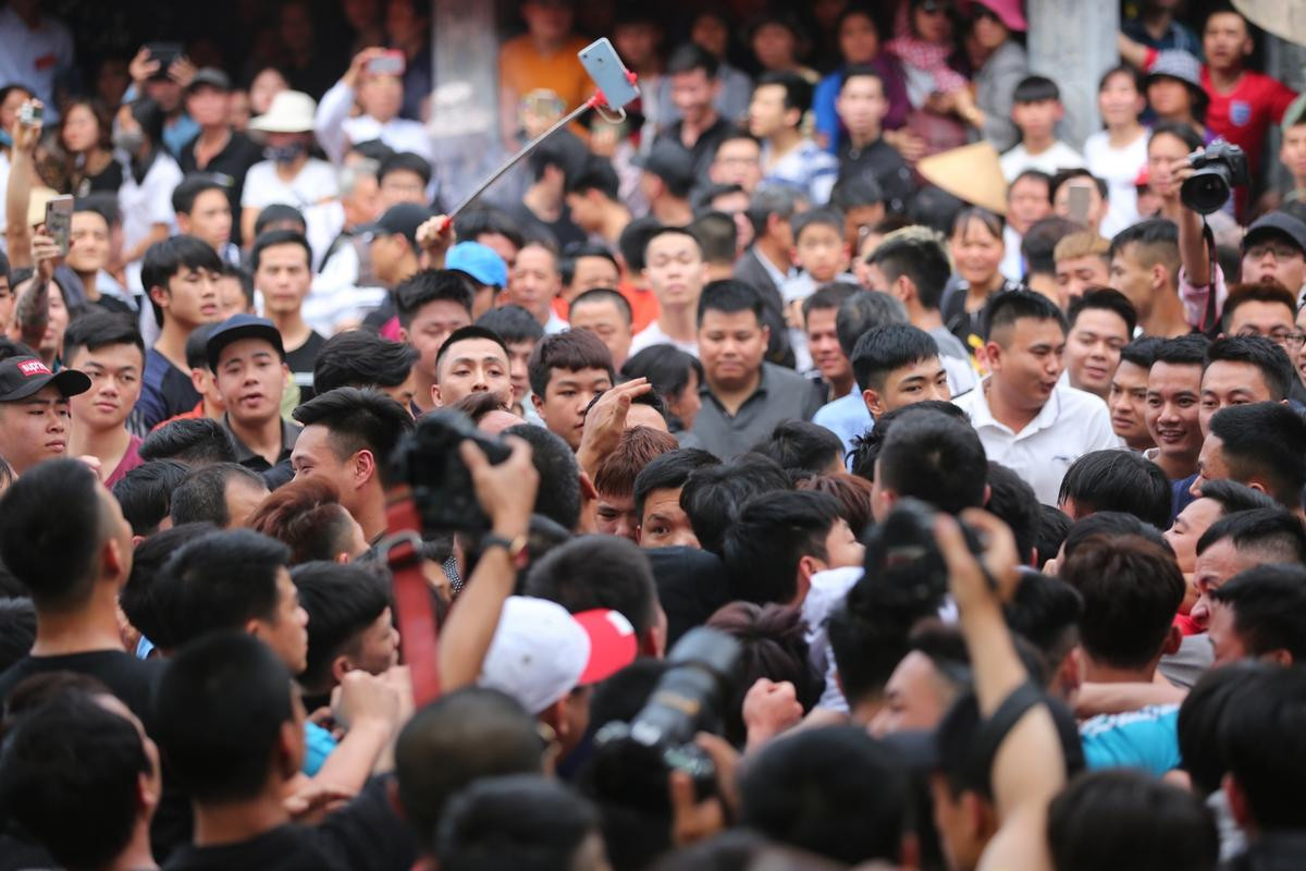 Hàng trăm thanh niên hào hứng tranh hoa may mắn ở lễ hội Giằng Bông Sơn Đồng Ảnh 2