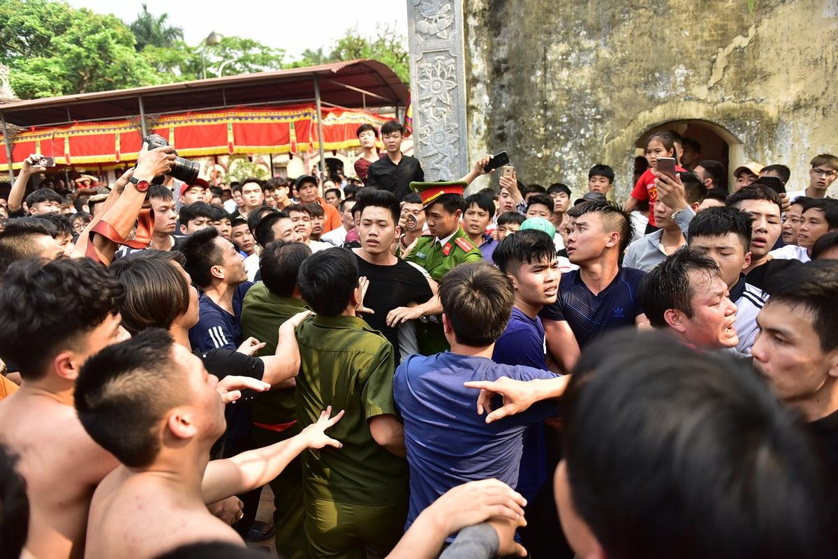 Hàng trăm thanh niên hào hứng tranh hoa may mắn ở lễ hội Giằng Bông Sơn Đồng Ảnh 4