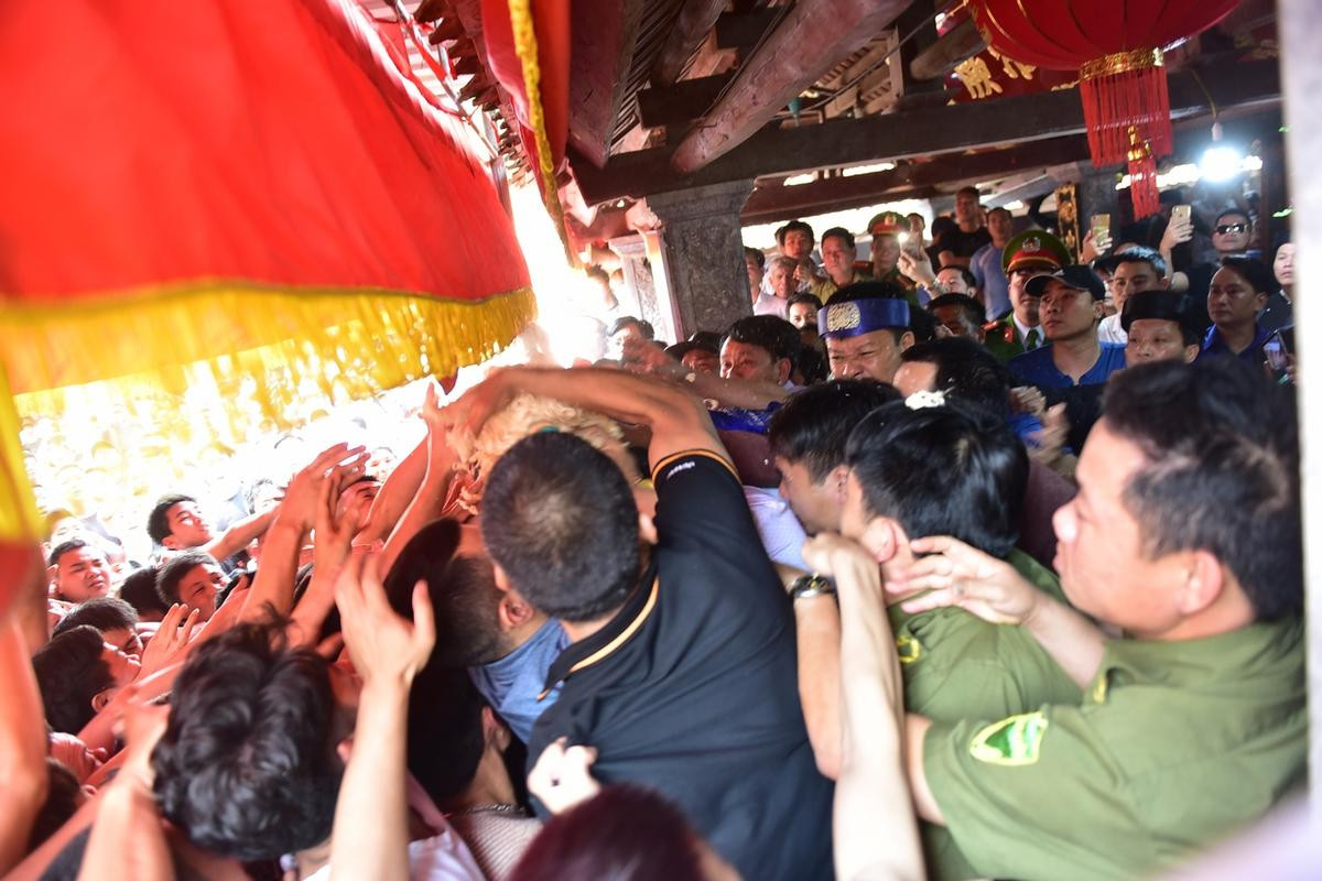 Hàng trăm thanh niên hào hứng tranh hoa may mắn ở lễ hội Giằng Bông Sơn Đồng Ảnh 6