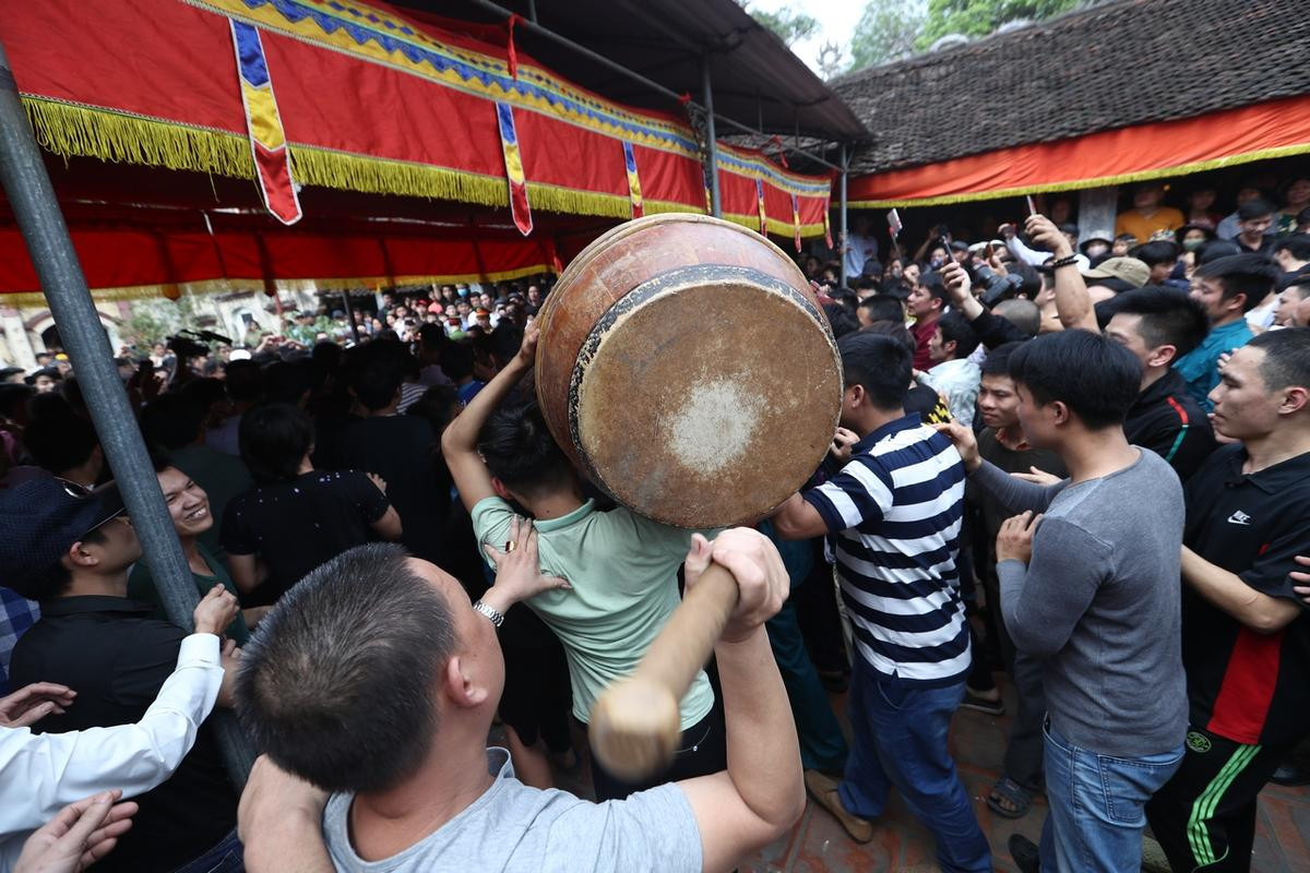 Hàng trăm thanh niên hào hứng tranh hoa may mắn ở lễ hội Giằng Bông Sơn Đồng Ảnh 5