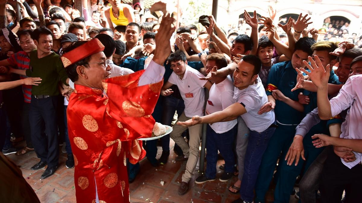 Hàng trăm thanh niên hào hứng tranh hoa may mắn ở lễ hội Giằng Bông Sơn Đồng Ảnh 8