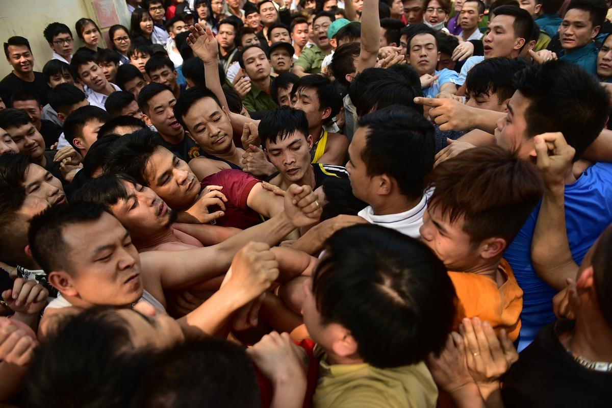 Hàng trăm thanh niên hào hứng tranh hoa may mắn ở lễ hội Giằng Bông Sơn Đồng Ảnh 10