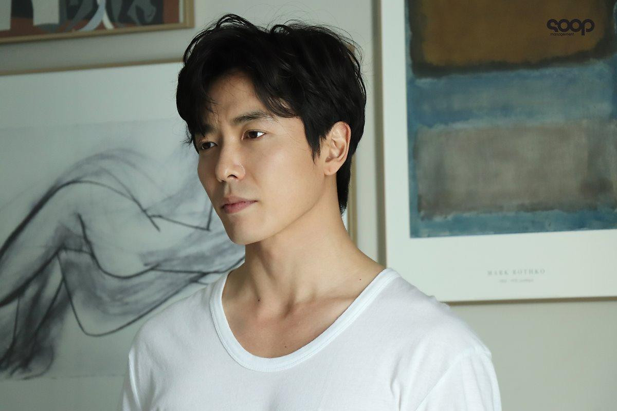 Kim Jae Wook - Kwon Yul: Sát nhân năm ấy chúng ta cùng theo đuổi, bạn thích tạo hình phim mới của ai hơn? Ảnh 3