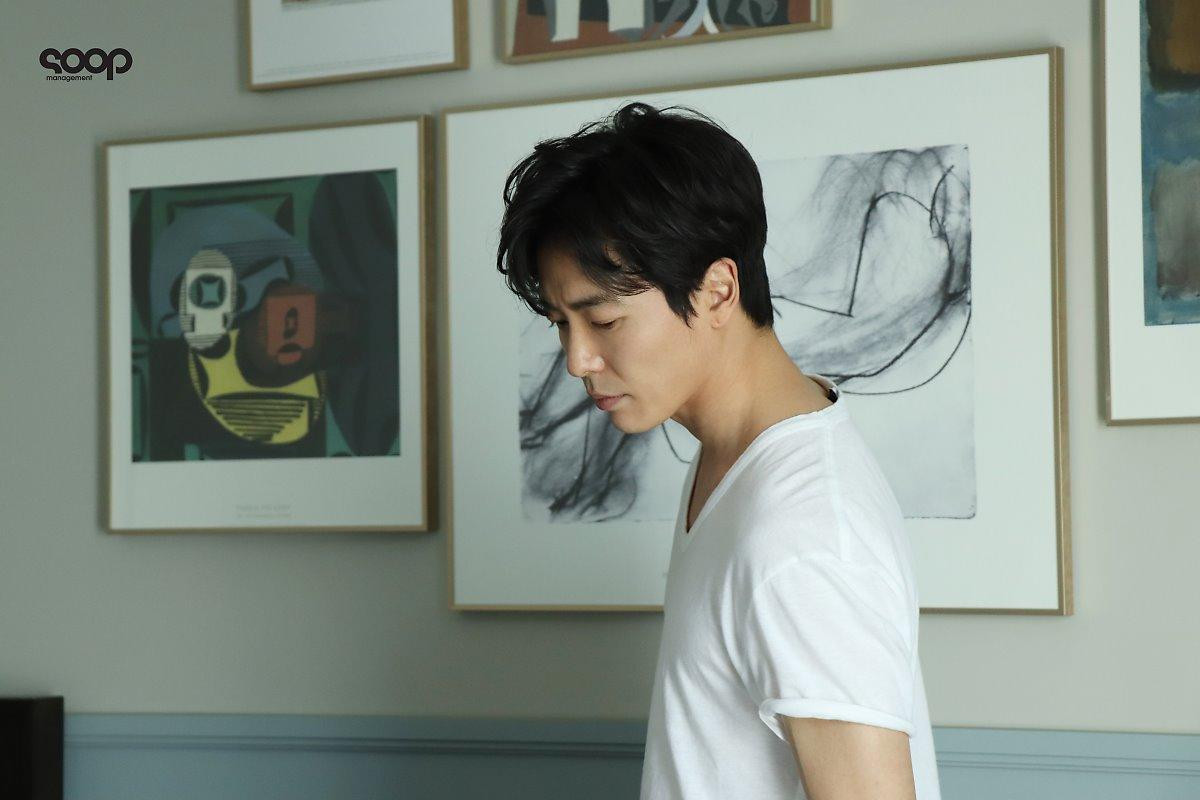 Kim Jae Wook - Kwon Yul: Sát nhân năm ấy chúng ta cùng theo đuổi, bạn thích tạo hình phim mới của ai hơn? Ảnh 4