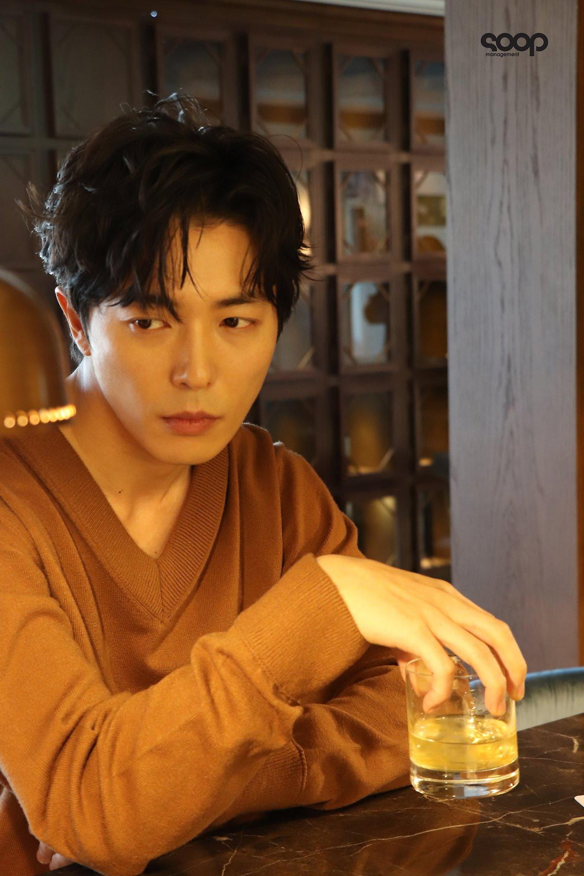 Kim Jae Wook - Kwon Yul: Sát nhân năm ấy chúng ta cùng theo đuổi, bạn thích tạo hình phim mới của ai hơn? Ảnh 17