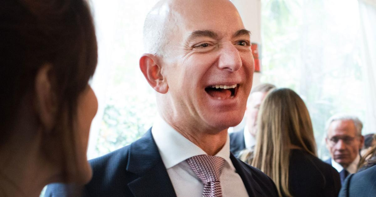 Lý giải khoa học chuyện giàu 'nứt đố, đổ vách' như Jeff Bezos hay Bill Gates vẫn vào bếp rửa bát Ảnh 1