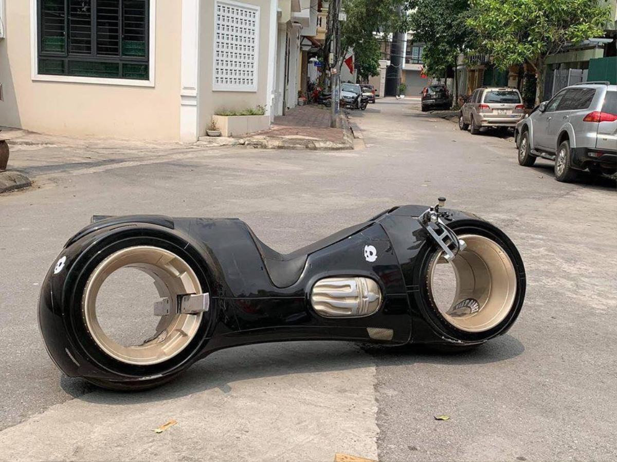 Danh tính biker nổi tiếng ‘cưỡi’ siêu mô tô Tron Light Cycle 2,7 tỉ đồng vi vu trên đường phố Hà Nội Ảnh 2