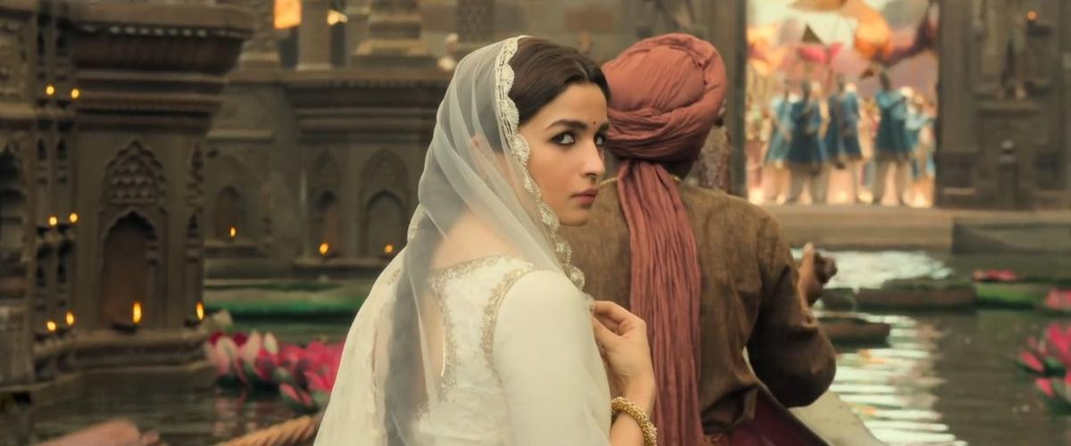 'Kalank': Trailer phim Ấn Độ nhưng lung linh, hấp dẫn không thua kém live-action của Disney Ảnh 12