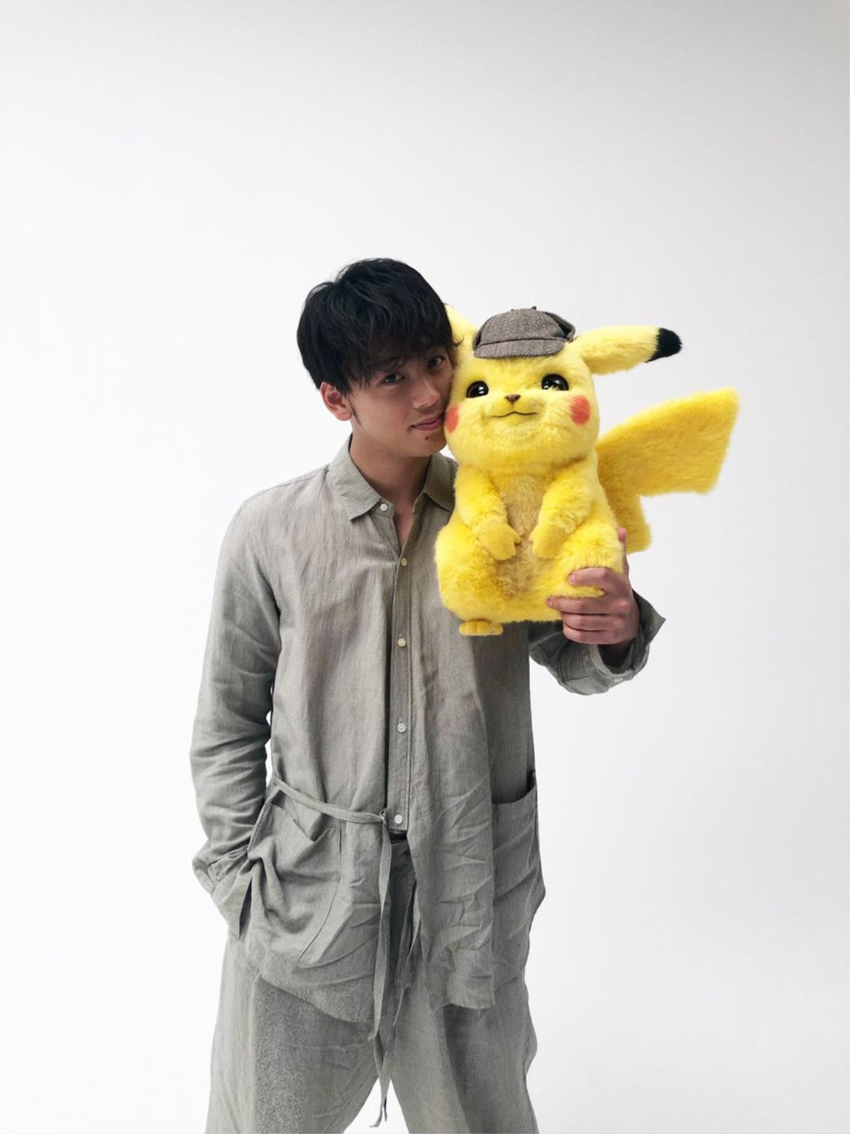 Takeuchi Ryoma tạo dáng dễ thương cùng Thám tử Pikachu Ảnh 4