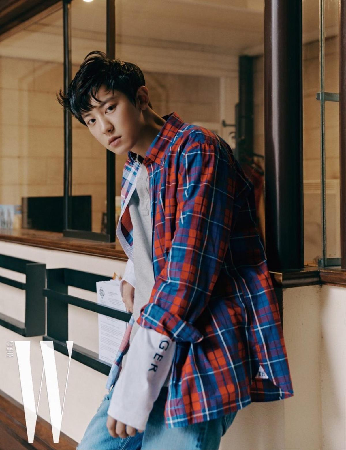 Chanyeol tỏa sáng trên tạp chí W Korea - Kai làm fan sướng rơn khi chụp hình với quần áo người hâm mộ tặng trên instagram Ảnh 2