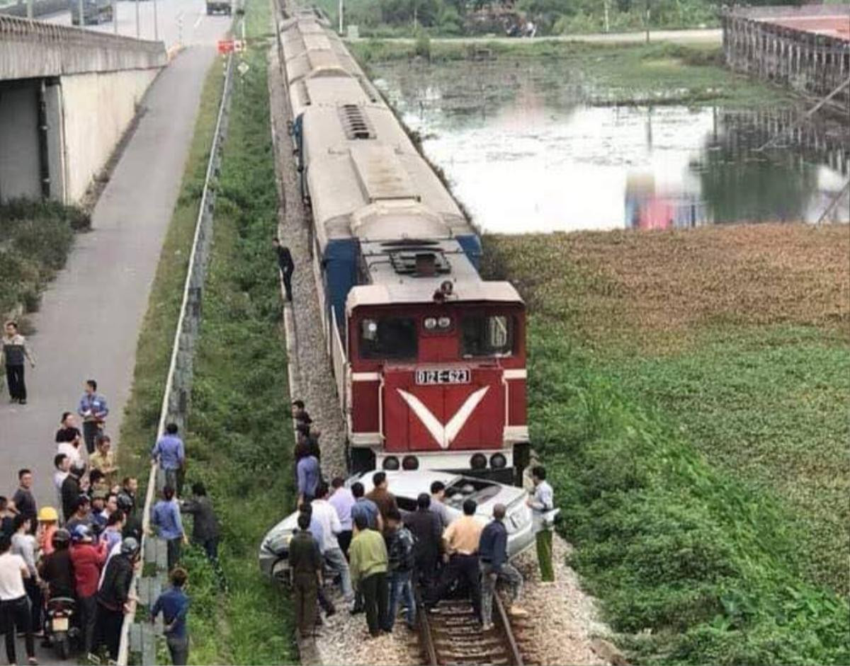 Ô tô băng qua đường sắt bị tàu hỏa húc văng, 2 người tử vong, 3 người nhập viện cấp cứu Ảnh 1