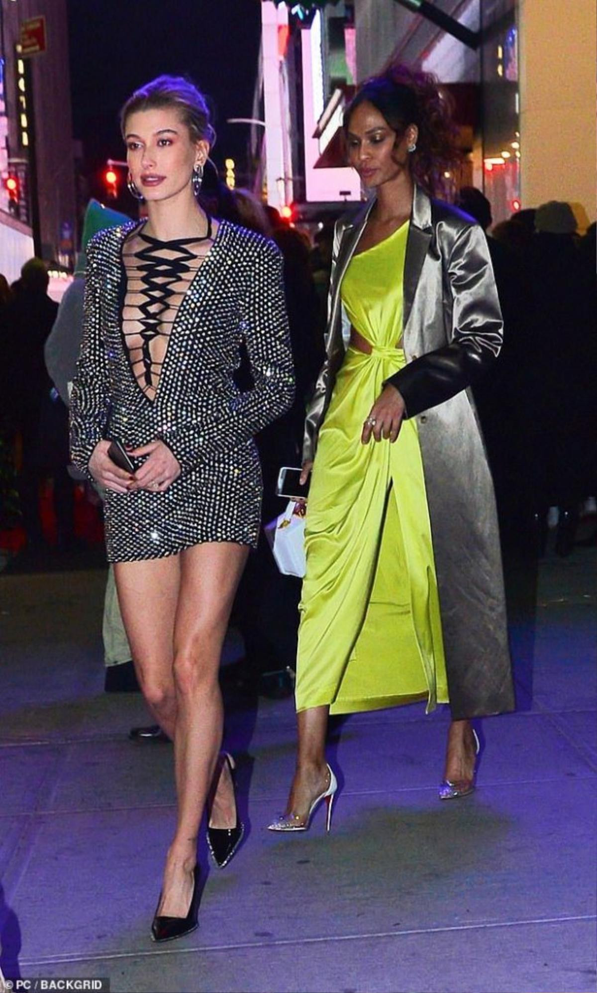 Kendall Jenner, Hailey Bieber thả rông vòng 1 trở thành tâm điểm của sự kiện Ảnh 2