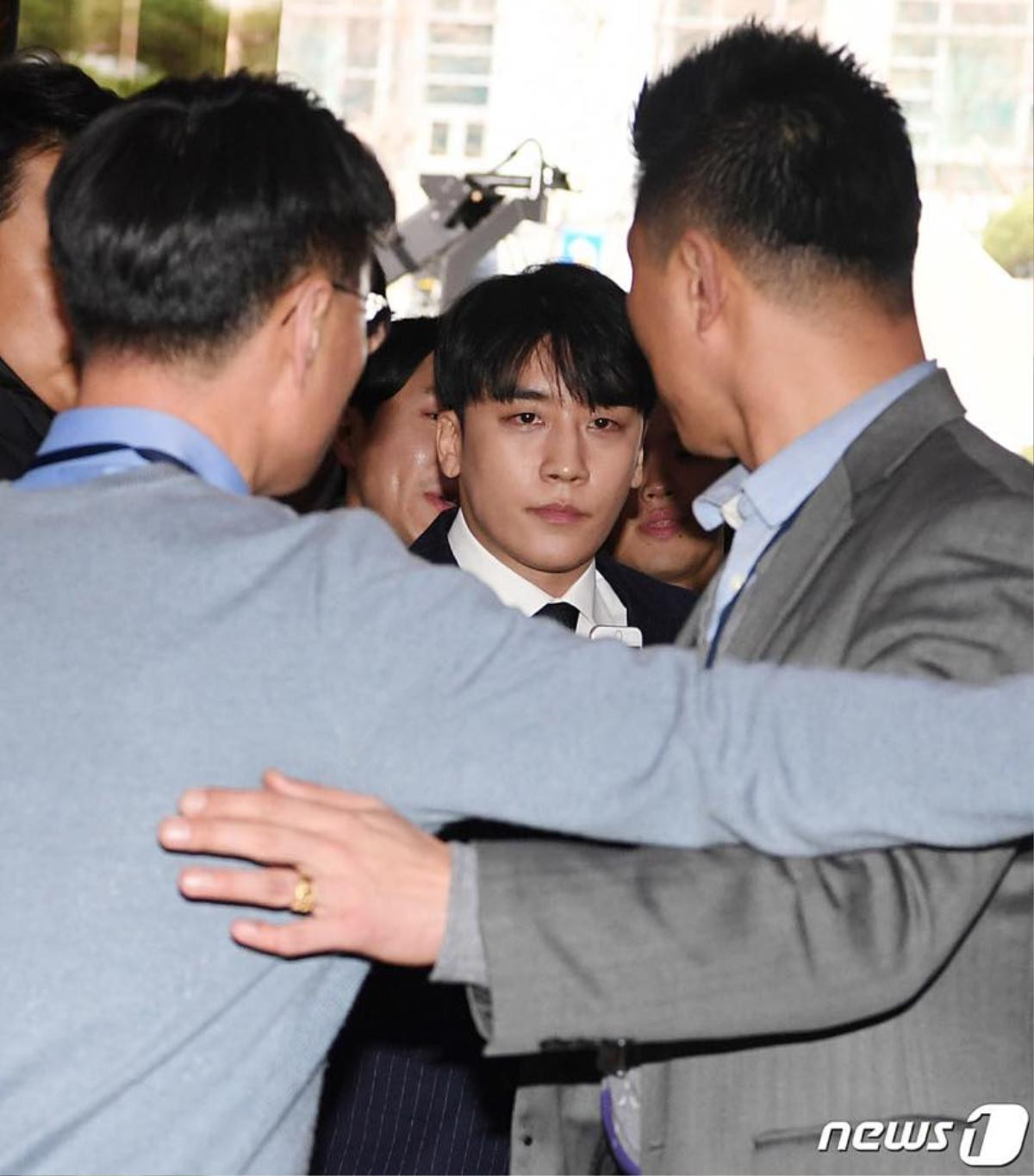 Sau loạt diễn biến của Jung Joon Young, Seungri xuất hiện lần thứ 2 tại sở cảnh sát Ảnh 9