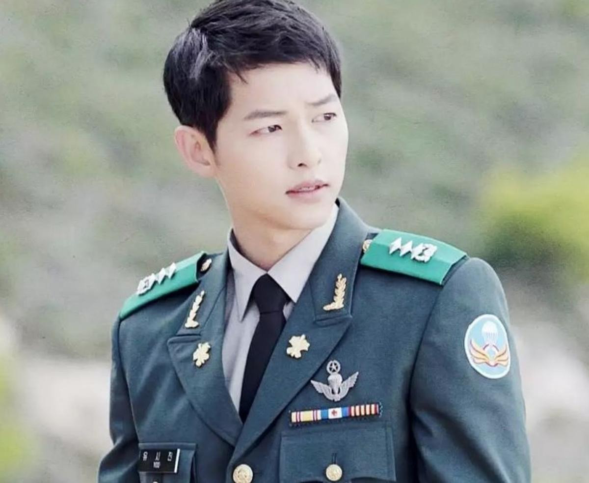 6 ngôi sao Hàn Quốc mặc đồng phục chất lừ: Gọi tên Song Joong Ki, Park Bo Gum hay Kang Dong Won? Ảnh 7