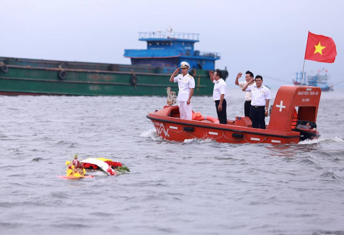 Mẹ của liệt sĩ bật khóc trong lễ tưởng niệm Gạc Ma Ảnh 10