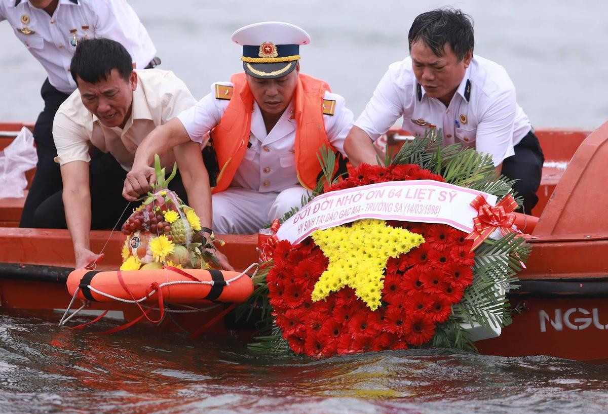 Mẹ của liệt sĩ bật khóc trong lễ tưởng niệm Gạc Ma Ảnh 9