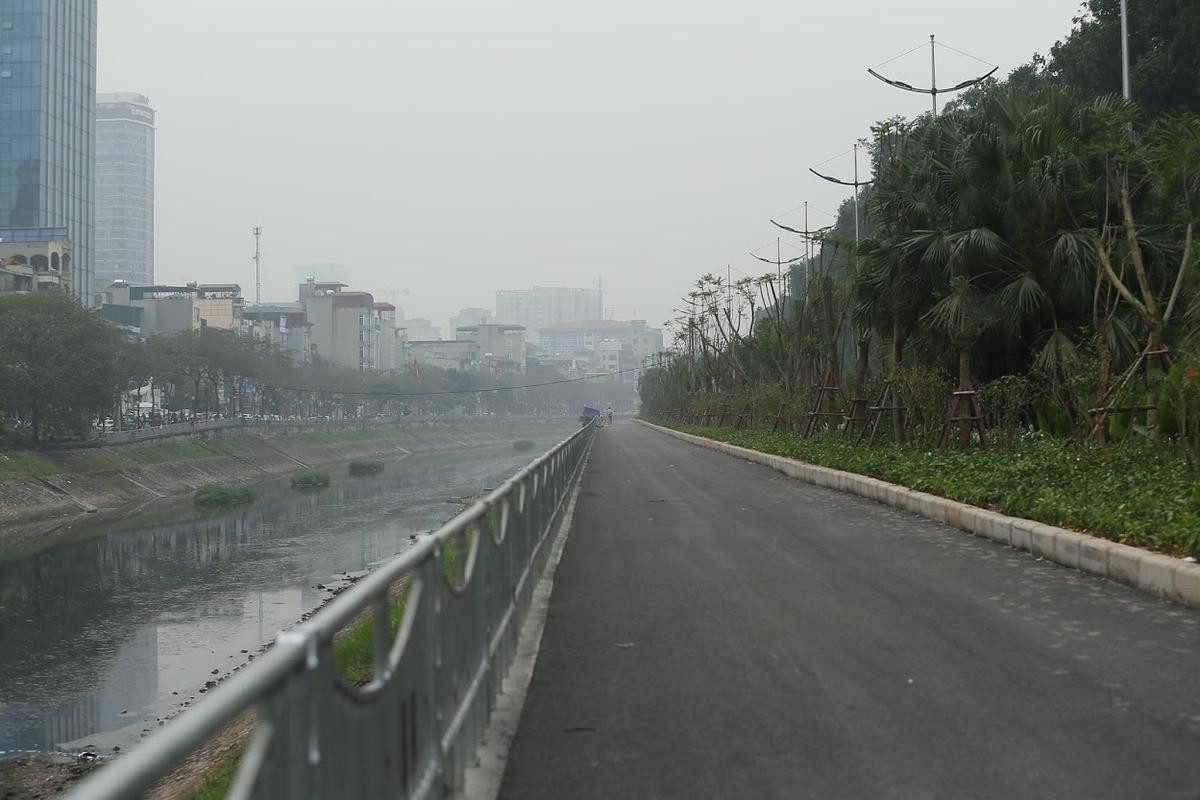 Nằm kế sông Tô Lịch bốc mùi hôi thối, đường đi bộ dài nhất Hà Nội khiến nhiều người e ngại Ảnh 1