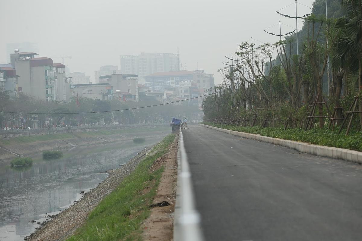 Nằm kế sông Tô Lịch bốc mùi hôi thối, đường đi bộ dài nhất Hà Nội khiến nhiều người e ngại Ảnh 2