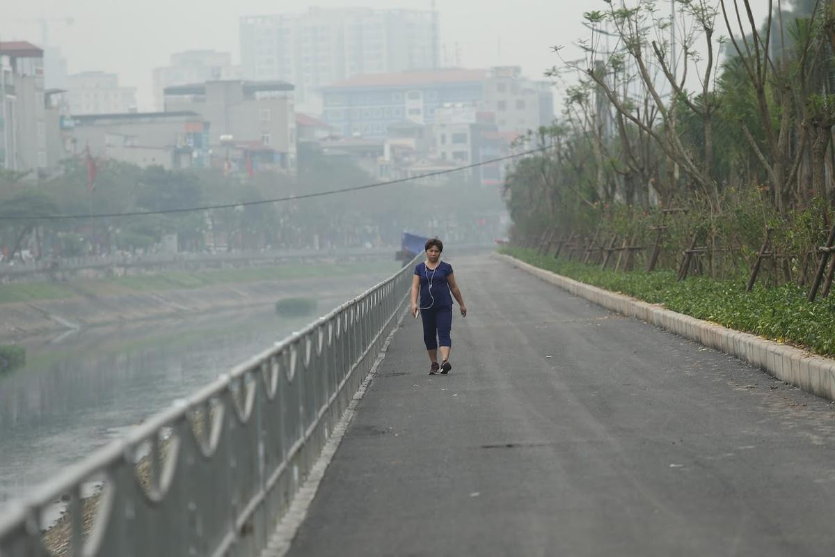 Nằm kế sông Tô Lịch bốc mùi hôi thối, đường đi bộ dài nhất Hà Nội khiến nhiều người e ngại Ảnh 3