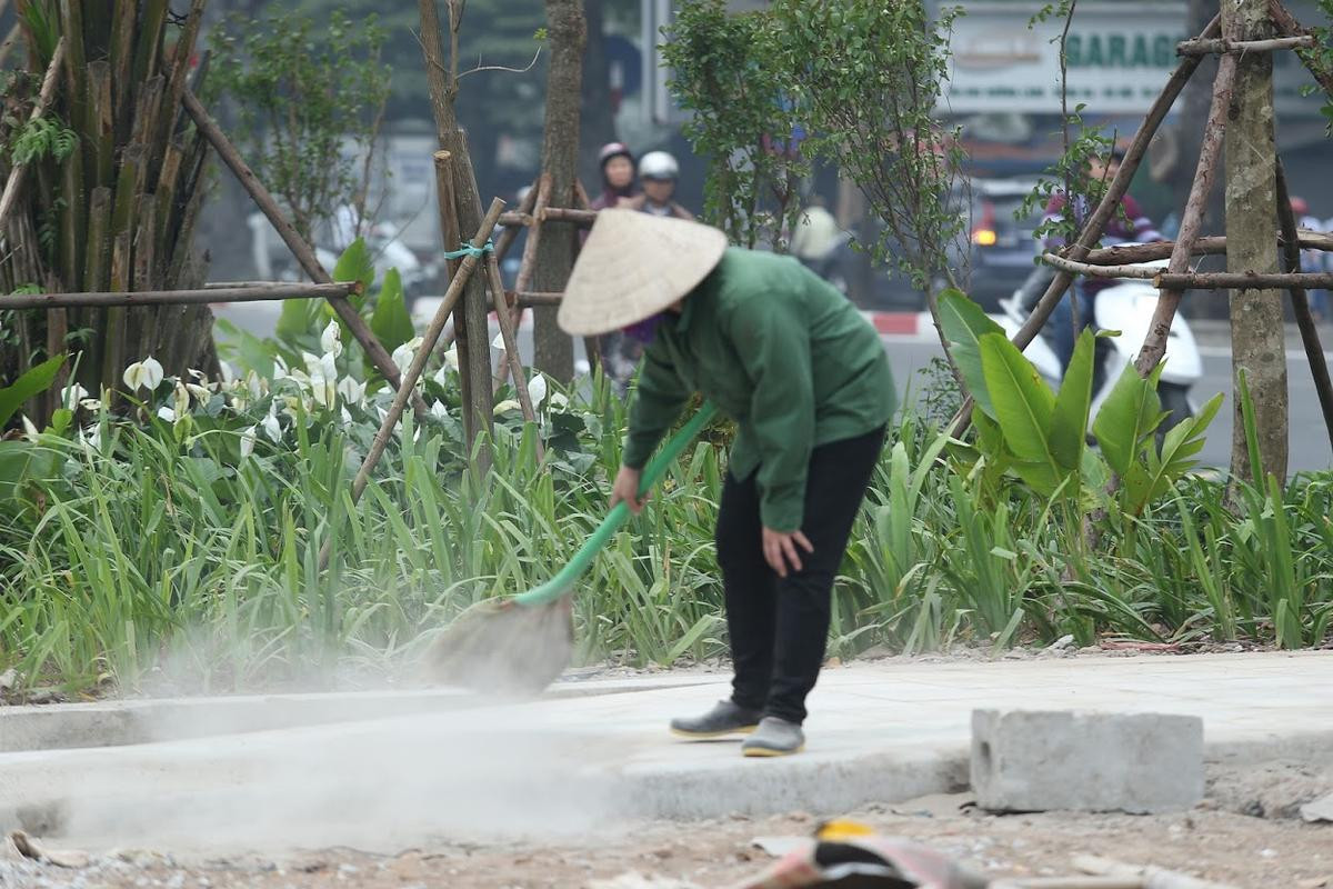 Nằm kế sông Tô Lịch bốc mùi hôi thối, đường đi bộ dài nhất Hà Nội khiến nhiều người e ngại Ảnh 7