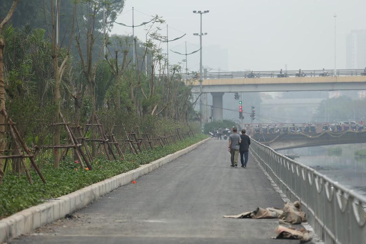 Nằm kế sông Tô Lịch bốc mùi hôi thối, đường đi bộ dài nhất Hà Nội khiến nhiều người e ngại Ảnh 6