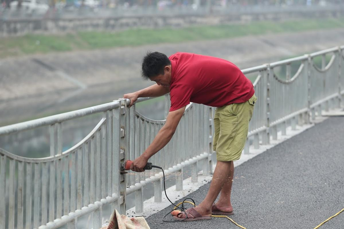 Nằm kế sông Tô Lịch bốc mùi hôi thối, đường đi bộ dài nhất Hà Nội khiến nhiều người e ngại Ảnh 8