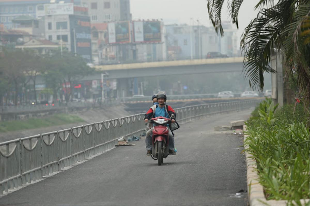 Nằm kế sông Tô Lịch bốc mùi hôi thối, đường đi bộ dài nhất Hà Nội khiến nhiều người e ngại Ảnh 9