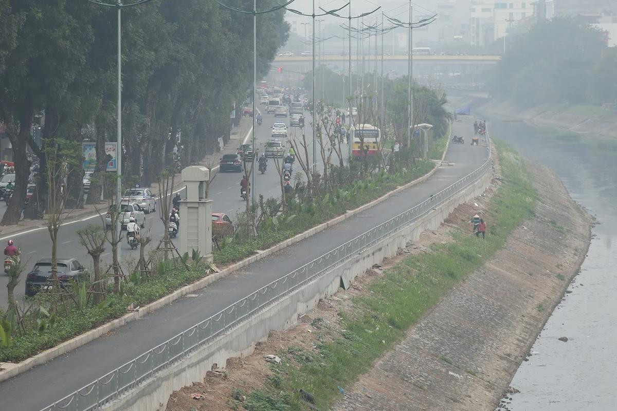 Nằm kế sông Tô Lịch bốc mùi hôi thối, đường đi bộ dài nhất Hà Nội khiến nhiều người e ngại Ảnh 12