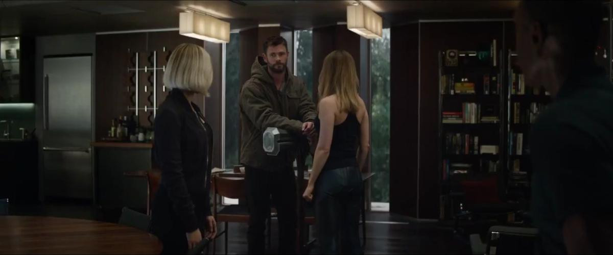 Mổ xẻ trailer mới nhất 'Avengers: Endgame' để tìm những thông tin và câu hỏi dành cho fan Ảnh 8