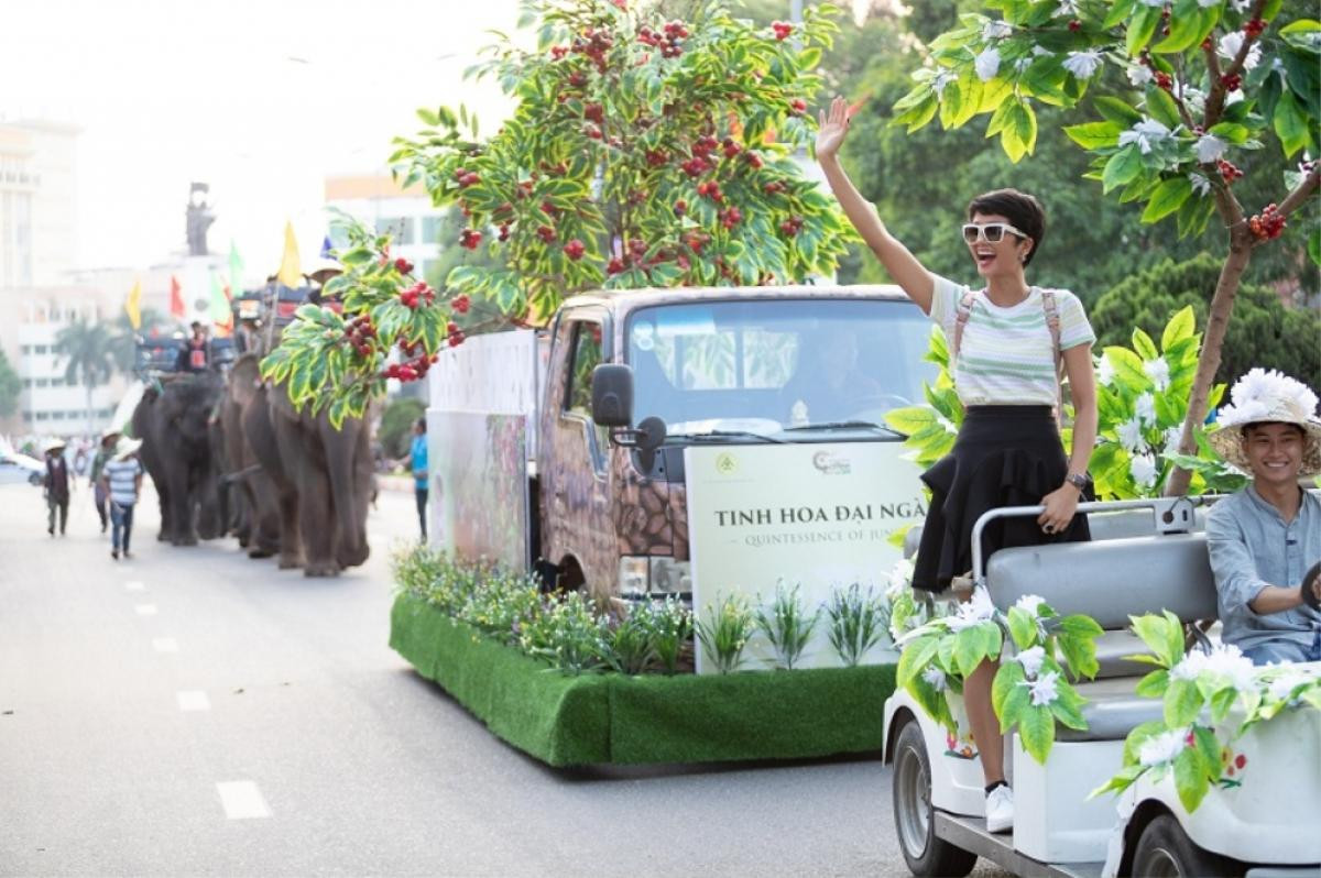 Người đẹp Ê Đê 8 lần thi hoa hậu bị fan chỉ trích vì 'bóng gió' H'Hen Niê: 'Nụ cười giả' Ảnh 3