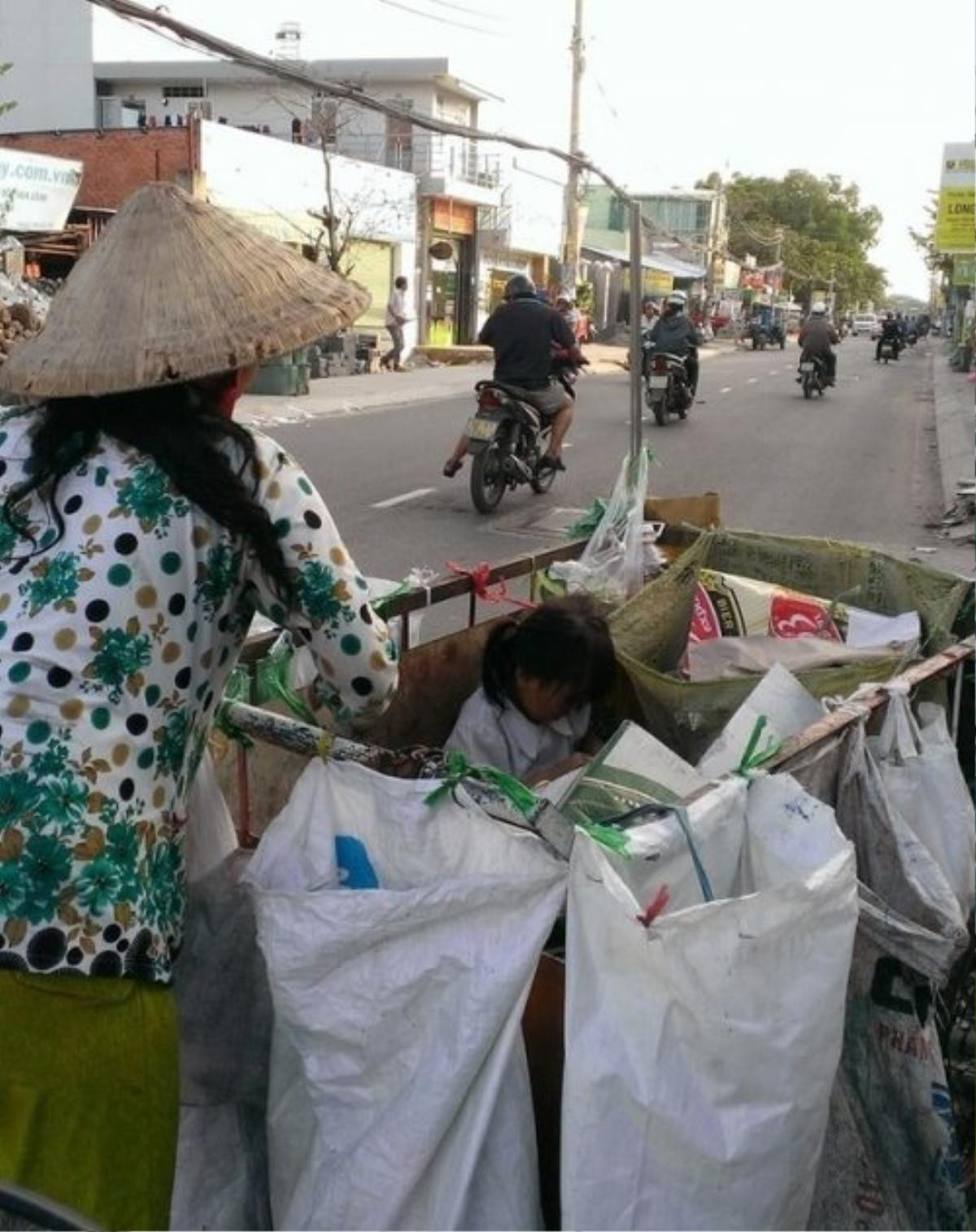 Quặn lòng cảnh người mẹ bán bánh đặt con nằm bú sữa dưới thùng xe để tiếp tục mưu sinh: ‘Chỉ có tình mẹ là vô biên!’ Ảnh 4