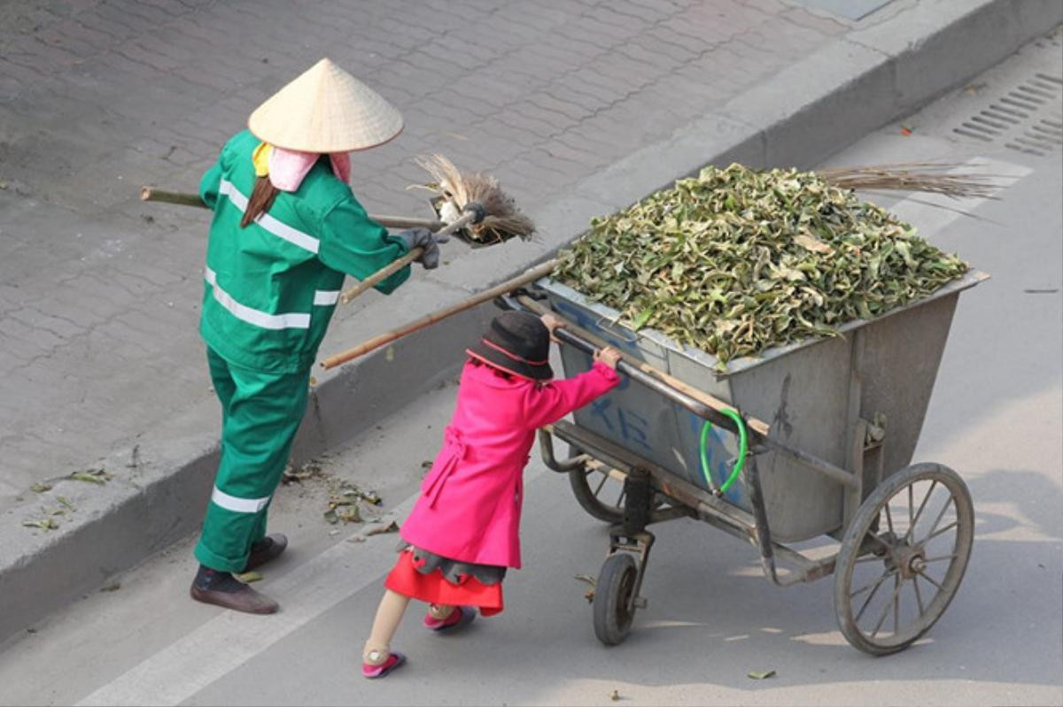 Quặn lòng cảnh người mẹ bán bánh đặt con nằm bú sữa dưới thùng xe để tiếp tục mưu sinh: ‘Chỉ có tình mẹ là vô biên!’ Ảnh 7