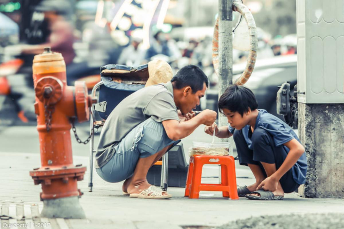 Quặn lòng cảnh người mẹ bán bánh đặt con nằm bú sữa dưới thùng xe để tiếp tục mưu sinh: ‘Chỉ có tình mẹ là vô biên!’ Ảnh 5