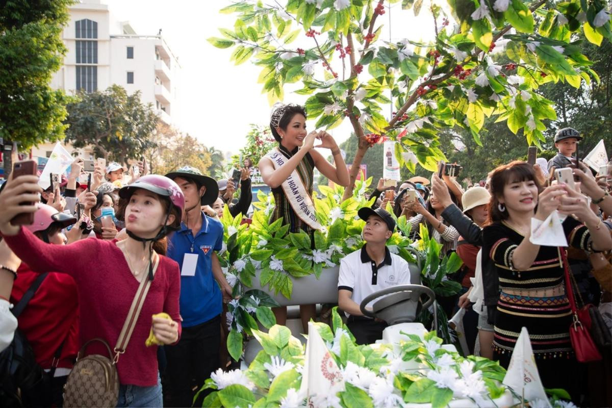 Bị nghi 'đá xéo' H'Hen Niê vì ganh tị, H'Ăng Niê đăng ảnh chỉnh sửa 8 lần mỉa mai đối thủ Ảnh 5