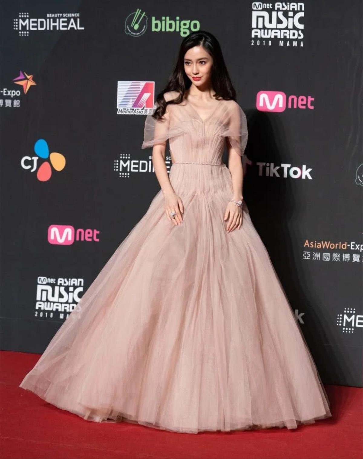 Dân mạng vạch trần VOGUE (Mỹ) đối xử bất công Angelababy: Dùng lại tạo hình cũ, đưa hình Đường Yên vào minh họa Ảnh 9