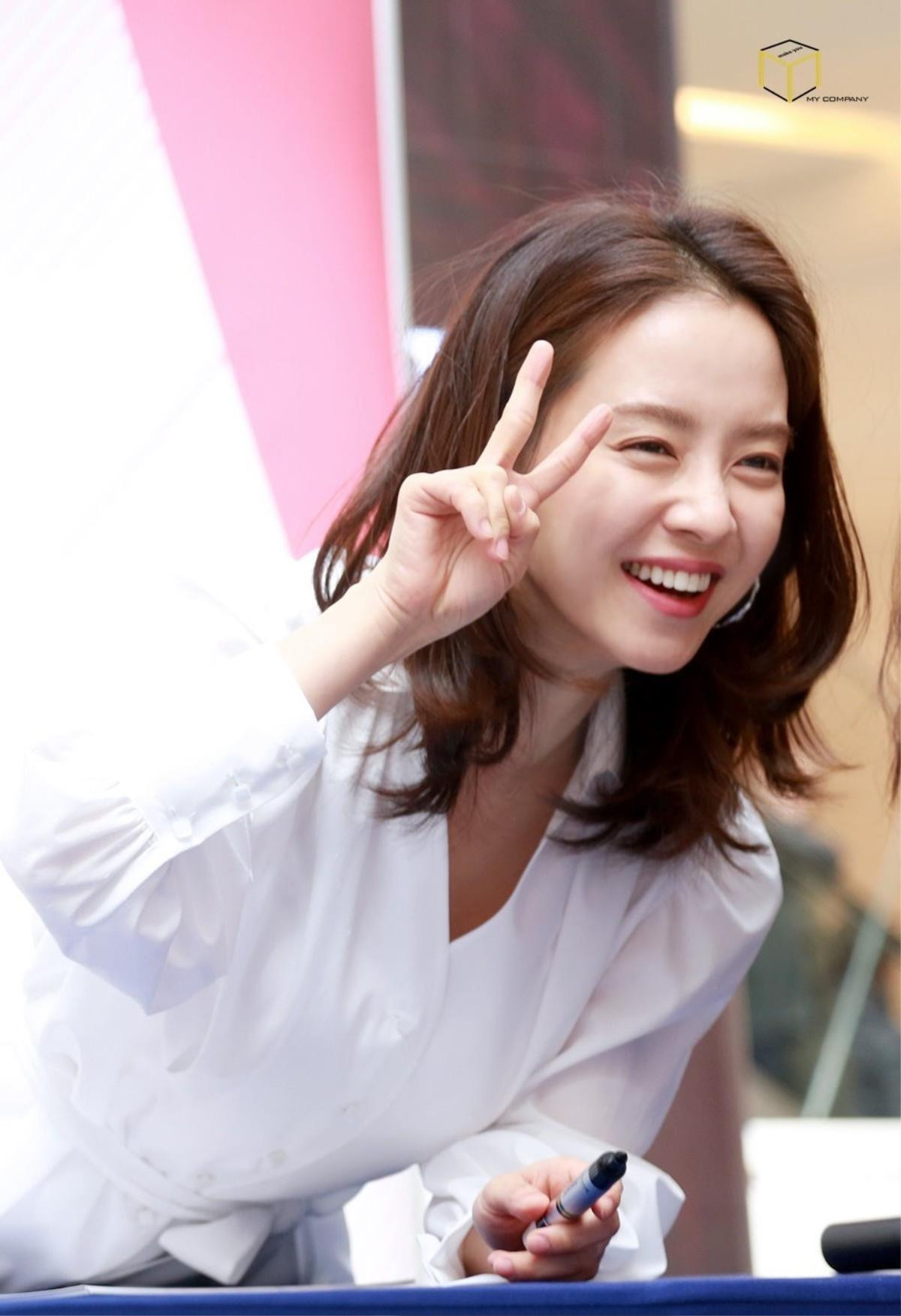 Chỉ cần Song Ji Hyo - Park Min Young cười và đeo vòng hoa, nữ thần sẽ xuất hiện Ảnh 1