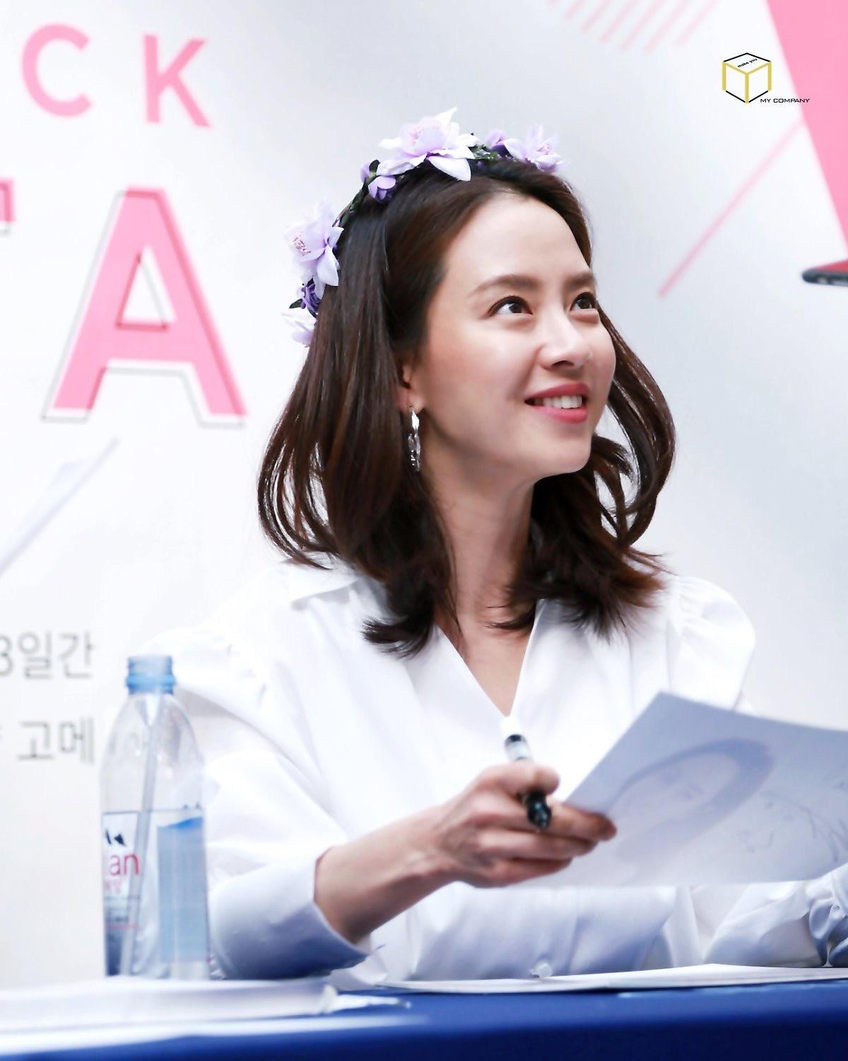 Chỉ cần Song Ji Hyo - Park Min Young cười và đeo vòng hoa, nữ thần sẽ xuất hiện Ảnh 10