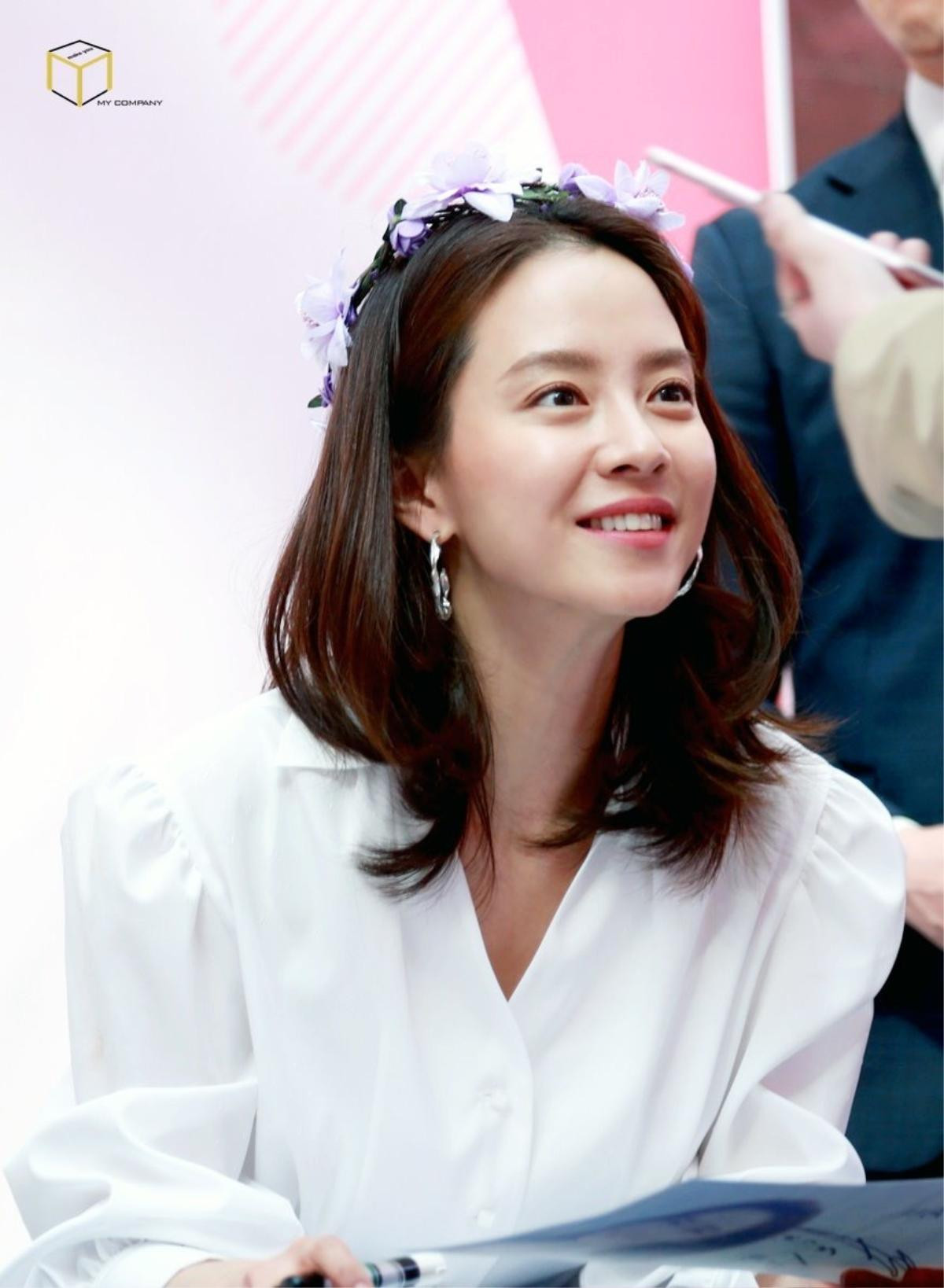 Chỉ cần Song Ji Hyo - Park Min Young cười và đeo vòng hoa, nữ thần sẽ xuất hiện Ảnh 11