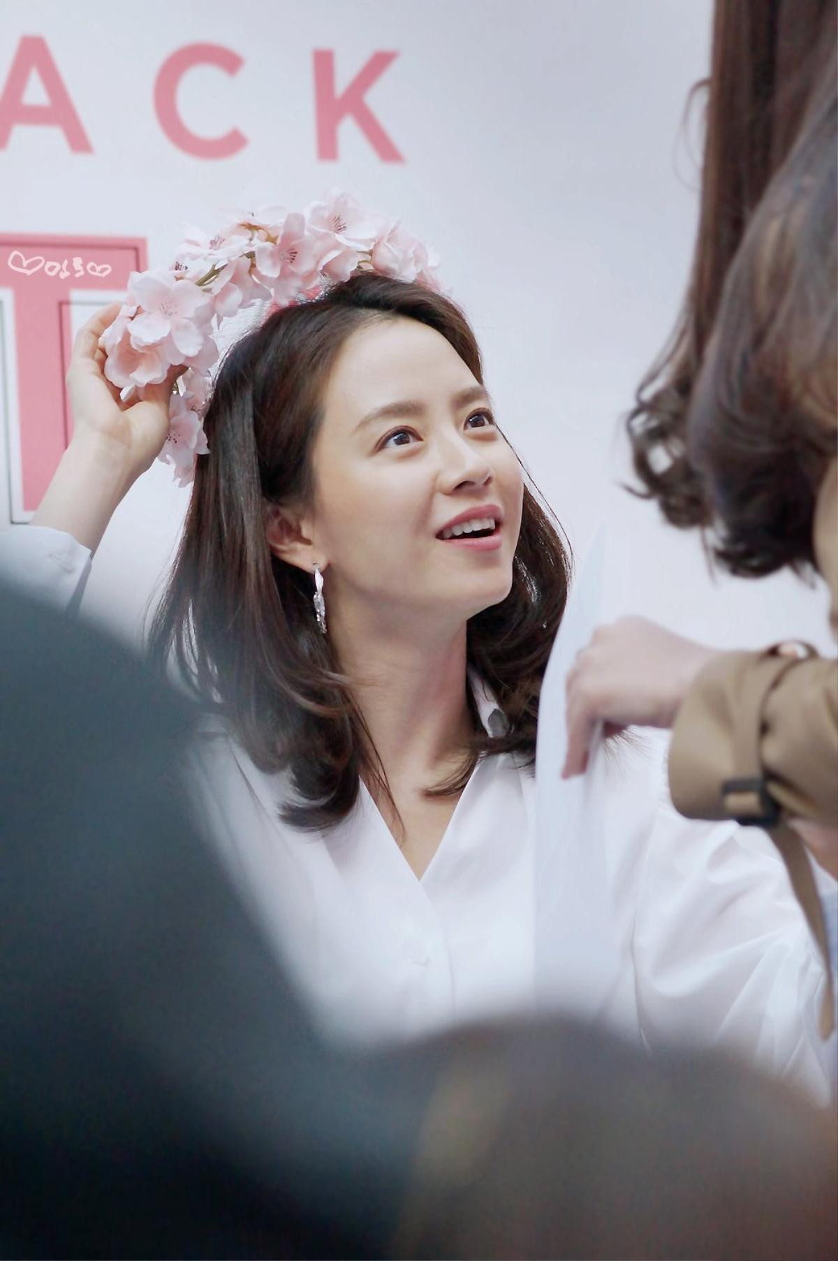 Chỉ cần Song Ji Hyo - Park Min Young cười và đeo vòng hoa, nữ thần sẽ xuất hiện Ảnh 6