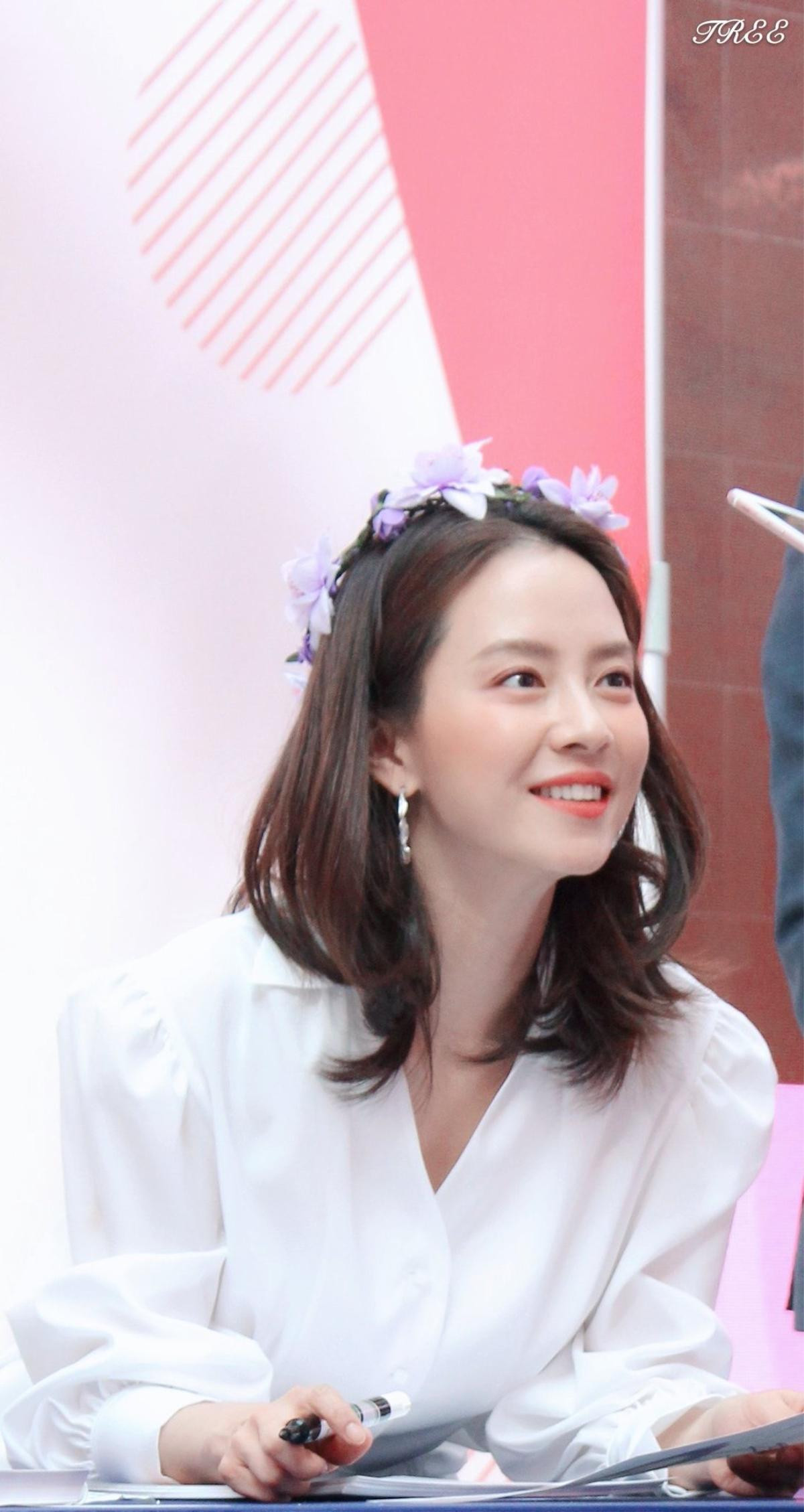 Chỉ cần Song Ji Hyo - Park Min Young cười và đeo vòng hoa, nữ thần sẽ xuất hiện Ảnh 5