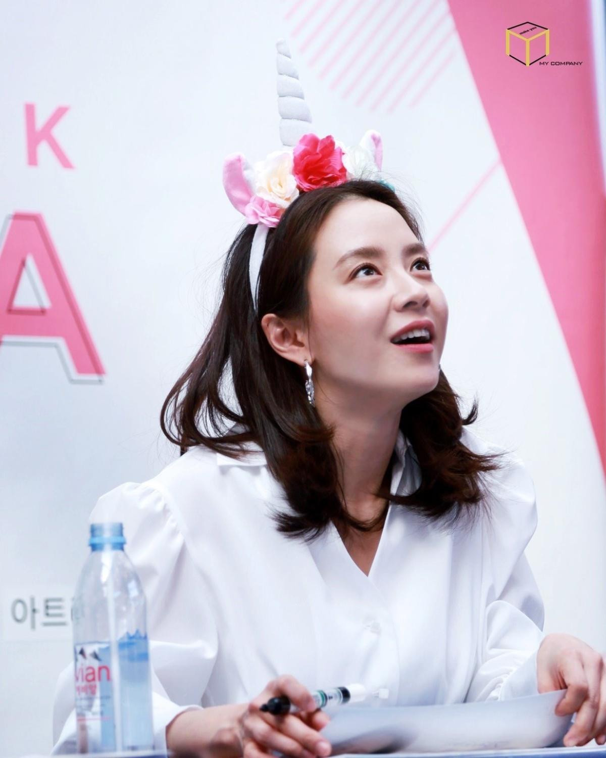 Chỉ cần Song Ji Hyo - Park Min Young cười và đeo vòng hoa, nữ thần sẽ xuất hiện Ảnh 7