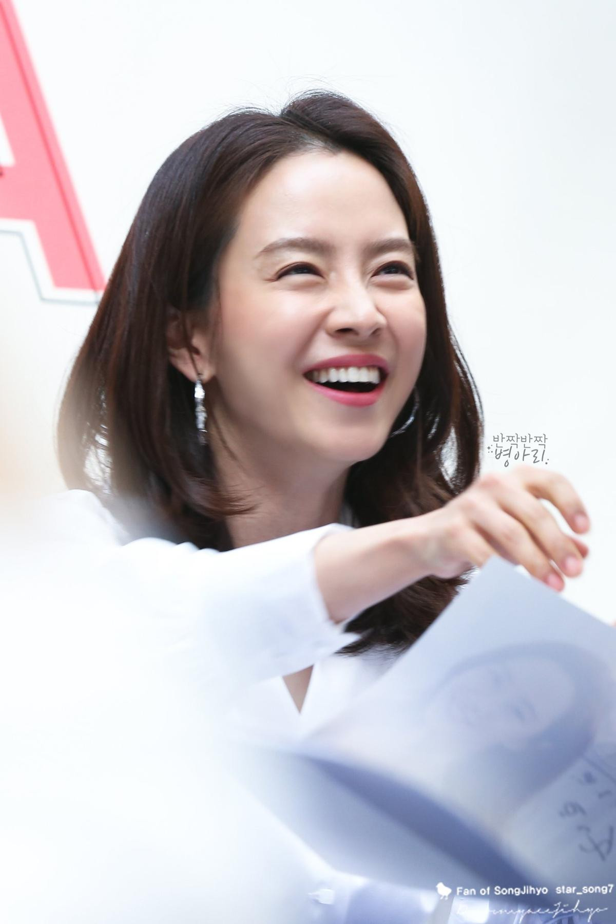 Chỉ cần Song Ji Hyo - Park Min Young cười và đeo vòng hoa, nữ thần sẽ xuất hiện Ảnh 3