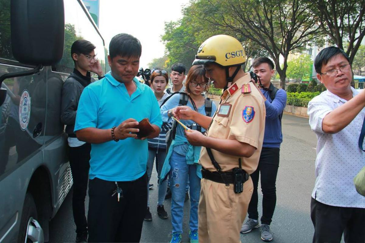 Tài xế ngỡ ngàng vì bị CSGT xử phạt người không thắt dây an toàn ở Sài Gòn Ảnh 1