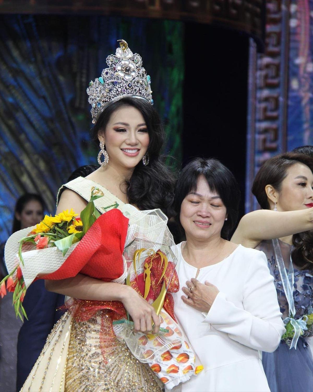 Miss Earth Phương Khánh 'mỗi ngày một gương mặt' khiến fan ruột cũng không nhận ra Ảnh 5