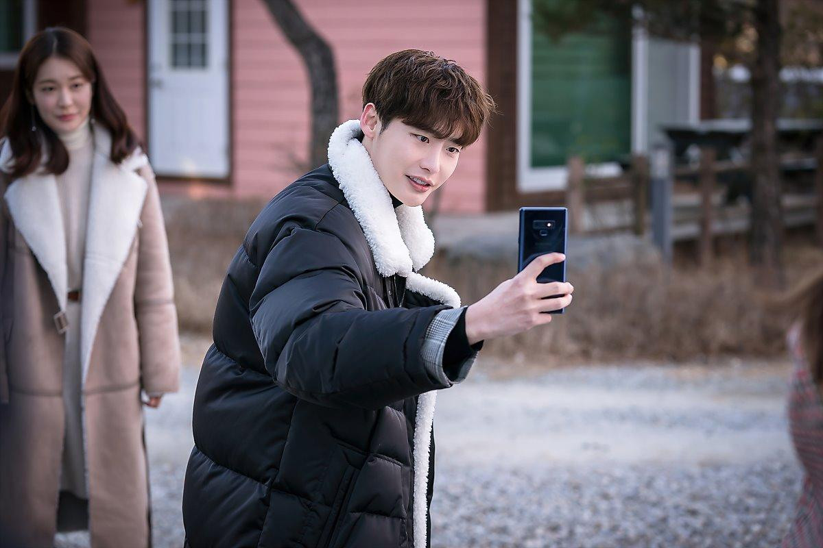 'Phụ lục tình yêu' khép lại, Lee Jong Suk tặng fan 60 bức ảnh đẹp nao lòng Ảnh 15