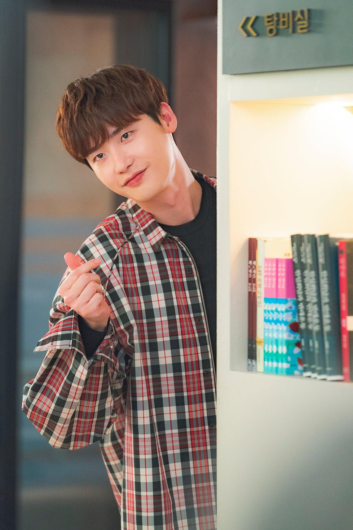 'Phụ lục tình yêu' khép lại, Lee Jong Suk tặng fan 60 bức ảnh đẹp nao lòng Ảnh 53