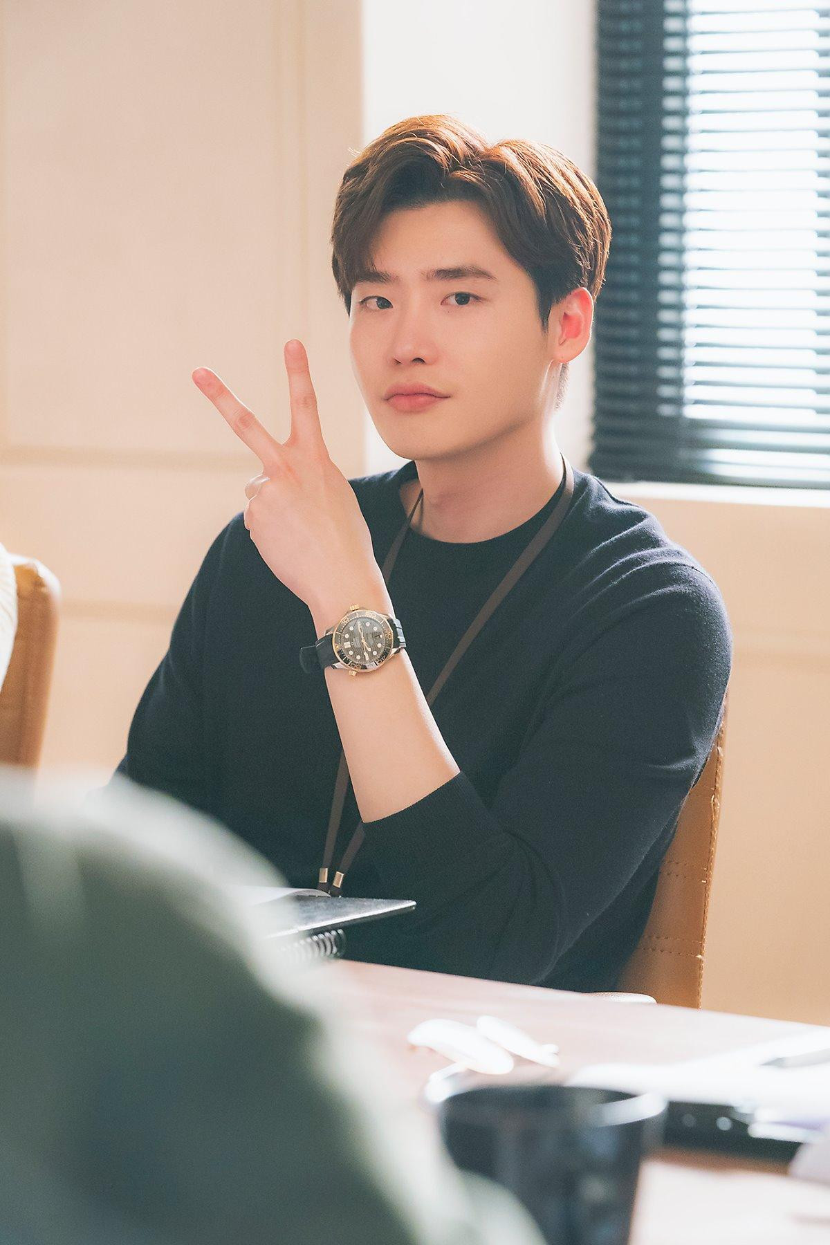 'Phụ lục tình yêu' khép lại, Lee Jong Suk tặng fan 60 bức ảnh đẹp nao lòng Ảnh 1