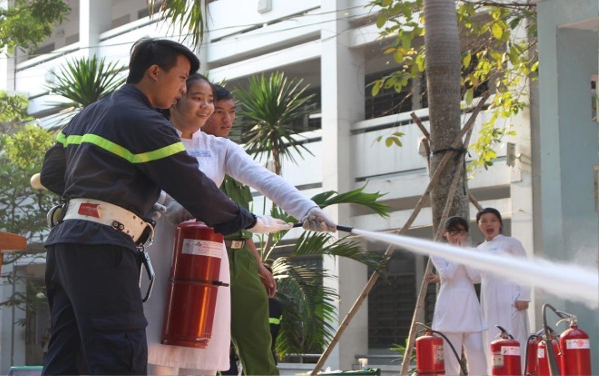 Hàng trăm nữ sinh Sài Gòn mặc áo dài leo thang… học các kĩ năng về phòng cháy chữa cháy Ảnh 3