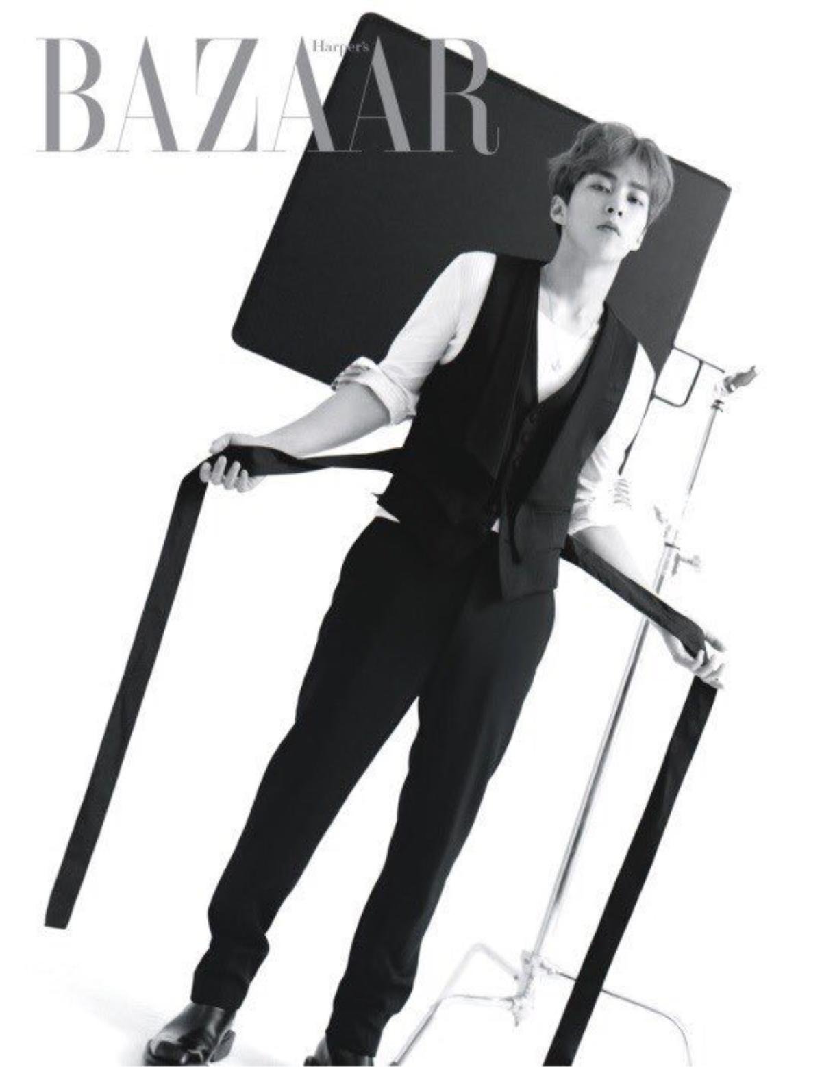 Xiumin và Suho xuất hiện trên Harper Bazaar cùng Grazia Hàn Quốc - Baekhyun và D.O tái hiện nụ hôn trán Ảnh 2