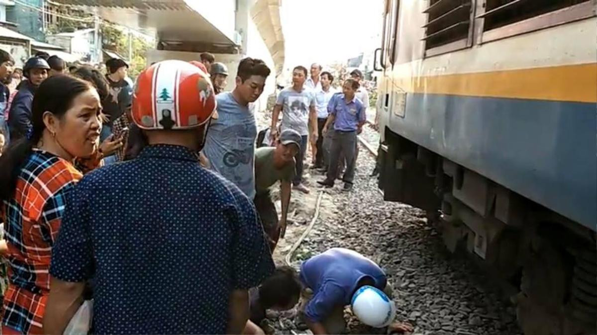 Giải cứu thành công người đàn ông bị tàu lửa kéo lê, mắc kẹt dưới gầm tàu ở Sài Gòn Ảnh 2